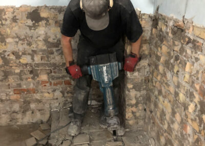 Arbeiter mit Stemmhammer bei Abrissarbeiten