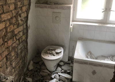 Abrissarbeiten in einem Badezimmer