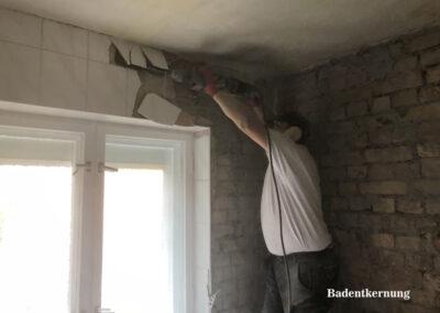 Arbeiter mit Stemmhammer bei Abrissarbeiten