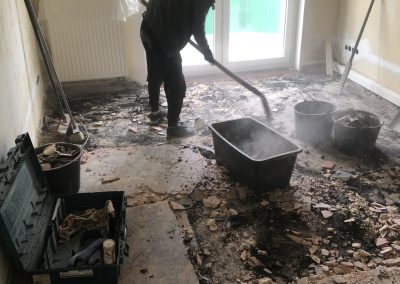 Arbeiter beim Abriss eines Fussbodens